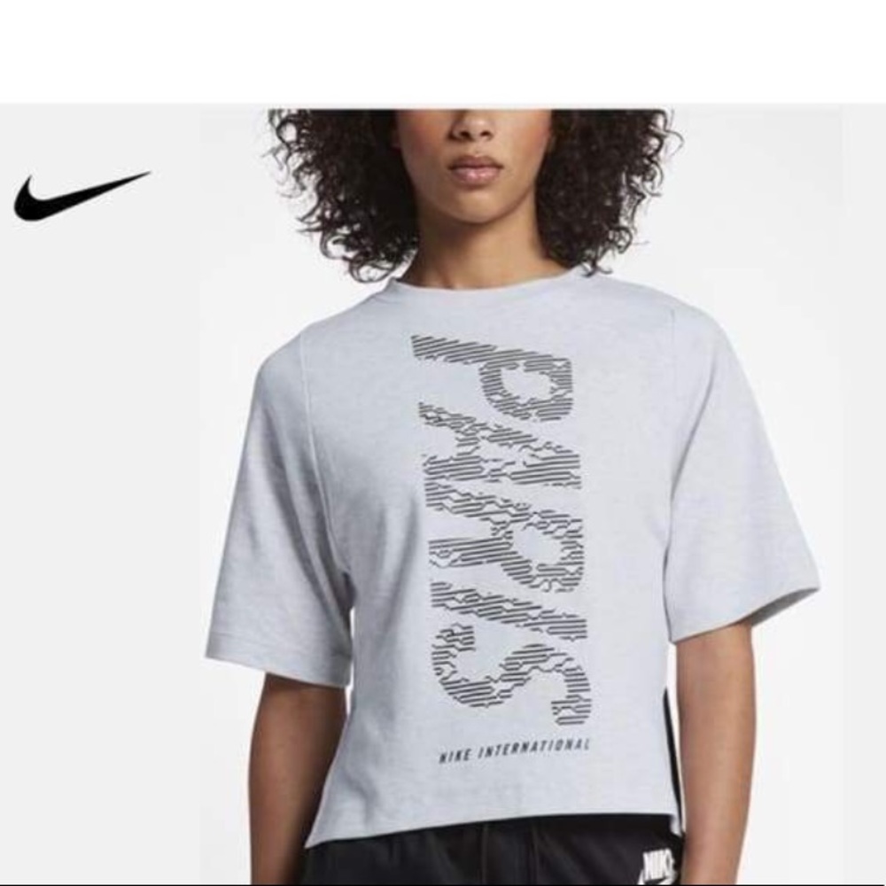Women’s Nike international Paris top size medium